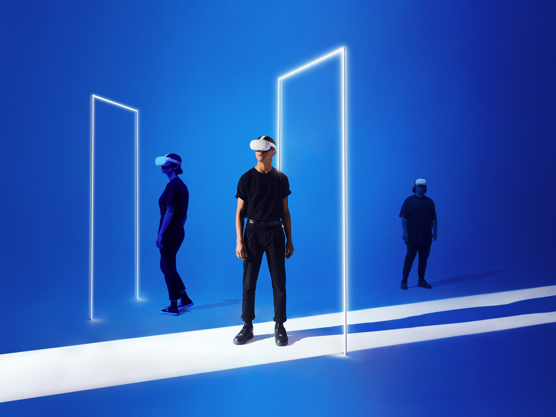 L'INFINI - THE INFINITE - Visiteurs avec des casques de réalité virtuelle
